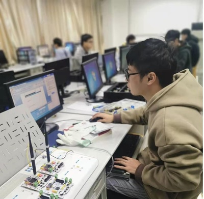 我校1+X传感网应用开发职业技能证书考试通过率近九成，技术服务与技术开发能力获验证